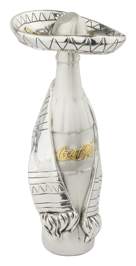 Ibhotile ye-Coca-Cola egqoke i-sombrero ye-charro ne-sarape, eqingqiweyo ngesilivere, enombhalo we-Coca-Cola ngegolide