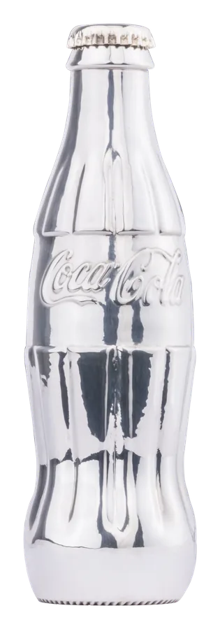 Ibhotile ye-contour ye-Coca-Cola egqitywe ngokupheleleyo ngesilivere ekhazimlisiweyo, enombhalo we-Coca-Cola ophakamileyo ecaleni