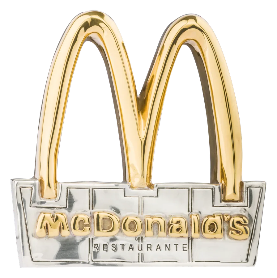 Златните арки на McDonald’s в 24-каратово злато над сребърна табела McDonald’s