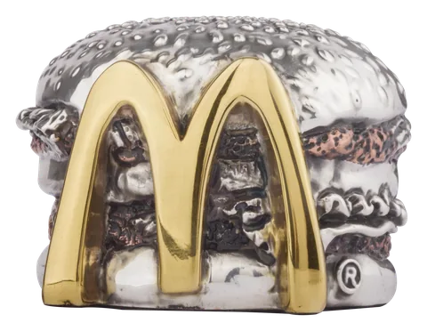 Un burger en argent avec les arches dorées en or