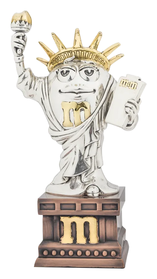 La figuro de M&M’S kiel la Statuo de Libereco en arĝento kaj 24-karata oro sur kupra piedestalo