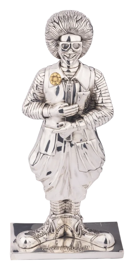 Ronald McDonald en argent, debout sur un socle rectangulaire en argent